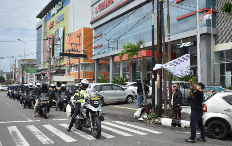 DILEPAS— Peserta Tour Boemi Nusantara 2024 yang menggunakan NMAX Turbo dilepas di Sentral Yamaha Padang.