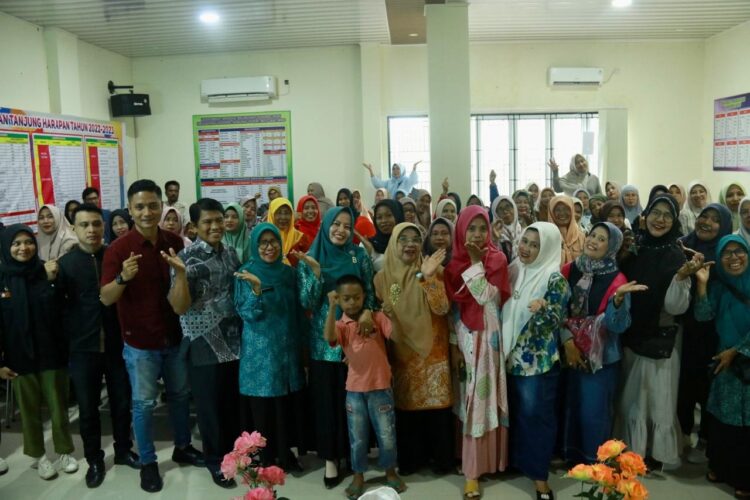 Administrasi Dasawisma dan Aplikasi Sipedas, TP PKK Lakukan Pembinaan Kader 1 BERSAMA— Kader PKK bersama Wakil Ketua TP-PKK Kota Solok Dona Ramdhani
foto bersama sebelum acara.