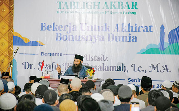Meriahkan HUT ke-66 Pengambilalihan Pabrik dari Belanda, Tabligh Akbar PT Semen Padang Hadirkan Ustaz Syafiq Riza Basalamah 1 TABLIGH AKBAR— Ustaz Dr. Syafiq Riza Hasan Basalamah, Lc., M.A, memberikan tausiah dalam Tabligh Akbar di Masjid Raya Jabal Ramah PT Semen Padang, Senin (5/8) siang.