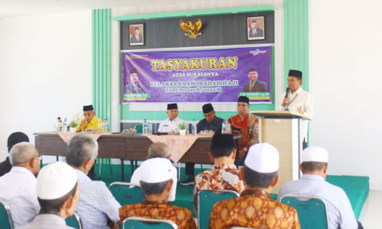 TASYAKURAN KEDATANGAN JAMAAH HAJI— Kakankemenag Kota Padang, Edy Oktafiadi, mengucapkan selamat kepada jemaah haji tahun 2024, saat acara tasyakuran yang dihadiri utusan jamaah haji, di kantor Pusat Pelayanan Haji dan Umroh Terpadu Kemenag Kota Padang, Rabu (31/7).