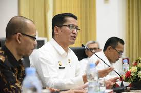 BNPB Kucurkan Bantuan Rp10,5 M untuk Perbaikan 3 Jembatan 1 DIALOG—Sekdakab Padangpariaman yang juga Ketua BPBD Kabupaten Padangpariaman, Rudi Repenaldy Rilis, didampingi Kalaksa BPBD Padangpariaman, El Abdes Marsyam serta Sekretaris BPBD Padangpariaman, Ade Mahriya Putral saat dialog.