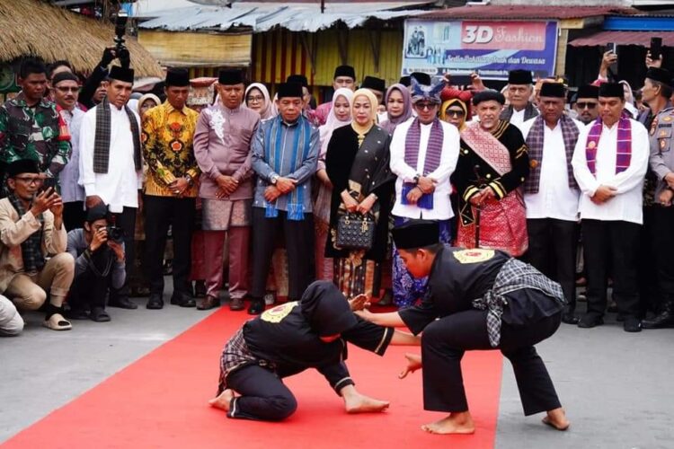 SAMBUT—Atraksi silat sambut kedatangan Bupati Eka Putra bersama rombongan.