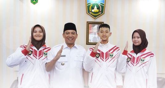 PASKIBRAKA PROVINSI— Tiga siswa berprestasi dari Padang Panjang bersama Pj Wako Sonny akan mengharumkan nama kota di tingkat Provinsi Sumatera Barat.