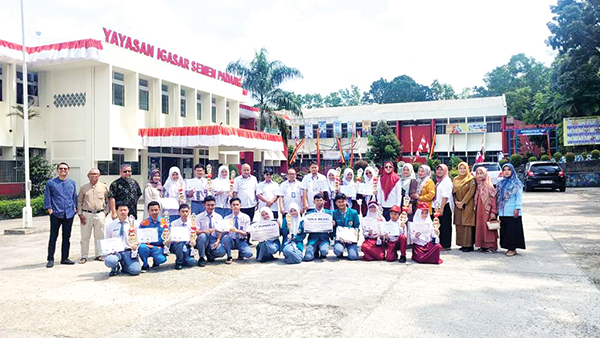 RAIH MEDALI EMAS— Tim SMA Semen Padang, Fathur Rahman, Chayyira Alya Shanny, Herfina Syafhira Jastin dan Zami Hariandi yang meraih medali emas kategori Essay Sub Tema Education dan juara harapan 1 ajang IYSEC di Malaysia, berfoto bersama guru dan orang tua serta Manajemen PT Semen Padang dan Yayasan Igasar, Senin (19/8).