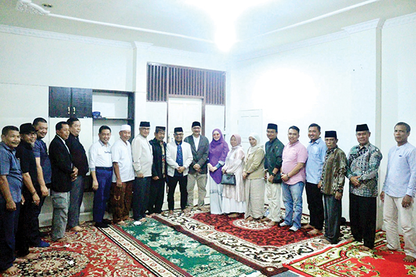 Tokoh-Tokoh Senior Pessel Berikan Dukungan untuk Hendrajoni-Risnaldi di Pilkada 1 DUKUNGAN— Tokoh-tokoh senior Kabupaten Pessel memberikan dukungan untuk pasangan bakal calon H. Hendrajoni dan H. Risnaldi Pilkada Pessel 2024.