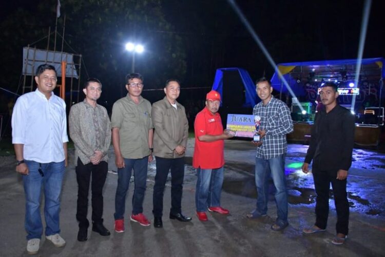 Diikuti 4 Kabupaten Kota di Sumbar, Torpedo FC Raih Juara Turnamen Bola Volly Torpedo Cup I 1 PENYERAHAN HADIAH— Bupati Agam Andri Warman menyerahkan hadiah dan trofi kepada Juara Turnamen Bola Volly Torpedo Cup I, Minggu (19/8).