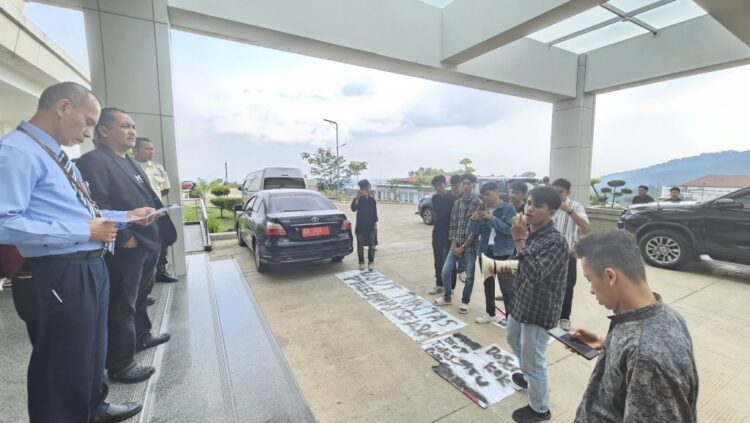 heboh!, Oknum Dosen UIN Imam Bonjol Lecehkan Mahasiswi, Pihak Kampus Bentuk Tim Penegak Disiplin, Rektor Janji Tindak Tegas Terduga Pelaku 1 UNJUK RASA— Sejumlah mahasiswa Prodi Hukum Tata Negara (HTN) Fakultas Syari’ah UIN Imam Bonjol Padang menggelar aksi unjuk rasa menuntut oknum dosen yang diduga melecehkan mahasiswi ditindak tegas.