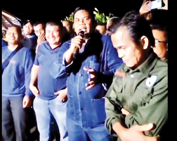 DEKLARASI— Tokoh pemuda se Painan Raya mendeklarasikan diri untuk mendukung pasangan Hendrajoni-Risnaldi dalam Pilkada Pesisir Selatan (Pessel) yang digelar 27 November 2024 mendatang.