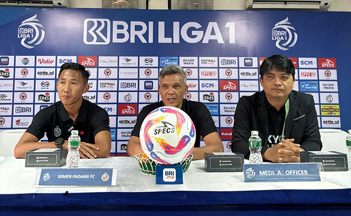 PRESS 
CONFERENCE— 
Pelatih Kepala Semen Padang FC Hendri Susilo dan pemain Miftah Anwar Sani dalam sesi press conference jelang pertandingan melawan Borneo FC.