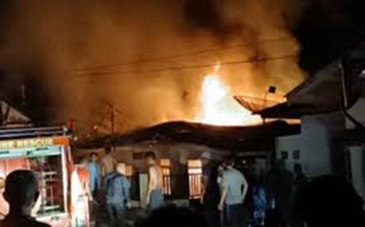 KEBAKARAN— Rumah milik Aldazwir di Nagari Baringin, Kecamatan Lima Kaum, mengalami kebakaran.