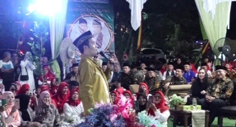 PEMBUKAAN MTQ— Ustaz Muhammad Nur Maulana menyampaikan tausiah di hadapan ribuan warga Kota Padang yang hadir pada pembukaan MTQ Nasional ke-41 Tingkat Kota Padang, Kamis (8/8) malam, di depan gedung DPRD Kota Padang, Kompleks Balaikota Aiapacah.