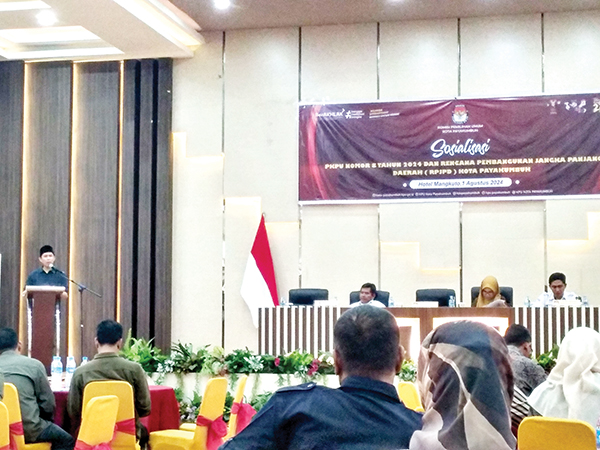 KPU: Visi-Misi Cakada tidak Boleh Keluar dari RPJPD 1 SOSIALISASI— Ketua KPU Kota Payakumbuh, Wisri Yasir, saat membuka sosialisasi PKPU Nomor 8 tahun 2024 dan RPJPD Kota Payakumbuh di Aula Hotel Mangkuto Jalan Jenderal Sudirman, Kota Payakumbuh, Kamis (1/8) siang.