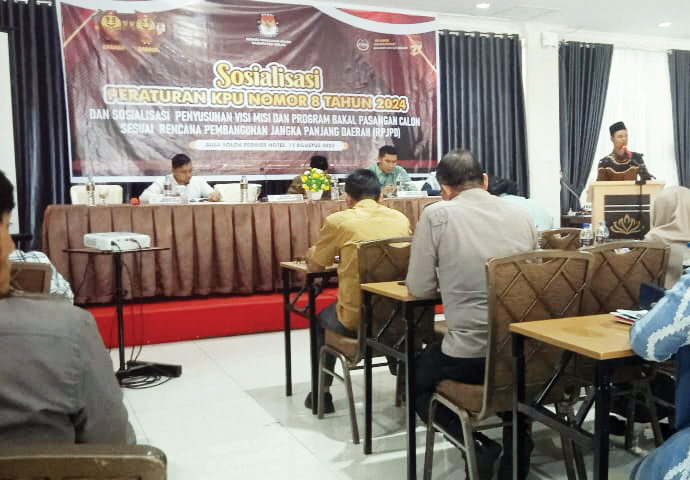 KPU Kabupaten Solok Gelar Sosialisasi PKPU No. 8 Tahun 2024, Visi Misi Calon Kepala Daerah Fokus pada Kesesuaian RPJPD 1 SOSIALISASI PKPU— KPU Kabupaten Solok menggelar sosialisasi PKPU No. 8 Tahun 2024 dan penyusunan program bakal paslon sesuai RPJPD, Minggu (11/8).