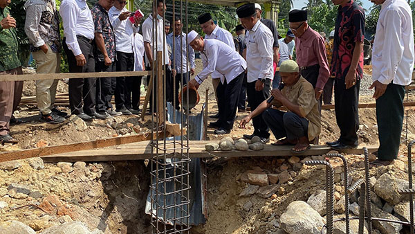 Wabup Risnawanto Letakkan Batu Pertama Pembangunan Kembali Masjid Al Muhajirin