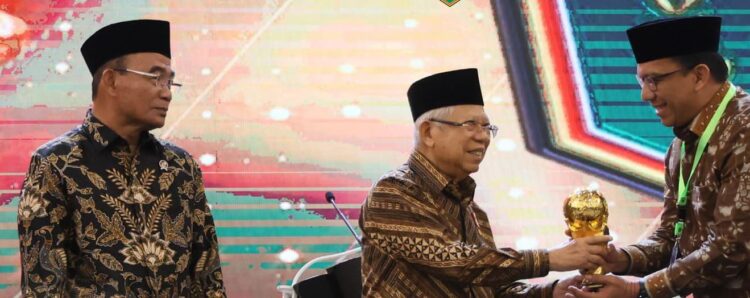 TERIMA PENGHARGAAN— Wakil Presiden Prof. Dr (HC). K.H. Ma'ruf Amin kepada Penjabat (Pj) Wali Kota, Sonny Budaya Putra, A.P, M.Si, Kamis, (8/8) di The Grand Ballroom TMII Jakarta.