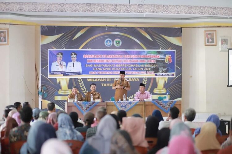 SAMBUTAN— Wakil Wali Kota Solok Ramadhani Kirana Putra saat berikan sambutan.