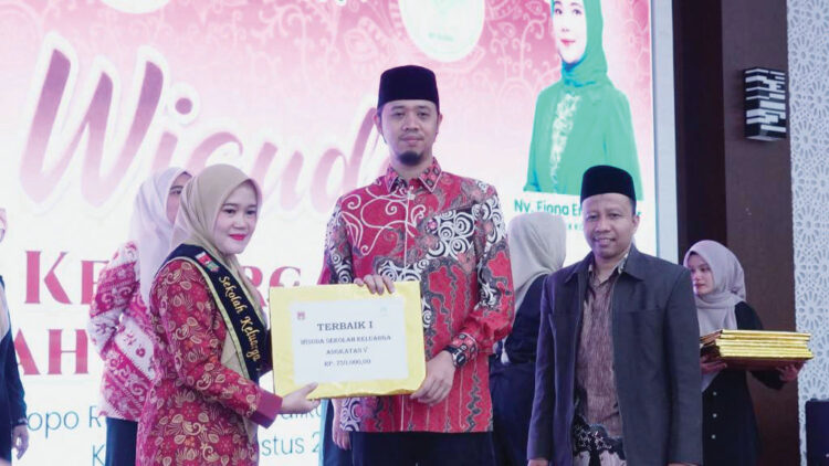 WISUDA— Pemko Bukittinggi melaluih DP3APPKB gelar 
wisuda peserta sekolah keluarga angkatan V dan Sekolah Lansia Tahun 2024.