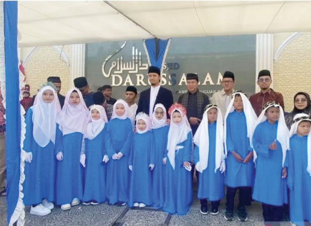 KHATAM AL QUR’AN— Wako Erman Safar saat melakukan pembukaan perhelatan tamat 
mengaji atau Khatam Al Qur’an di Masjid Darussalam Guguak Randah, Kelurahan 
Campago Guguak Bulek, Bukittinggi, Minggu (25/8).