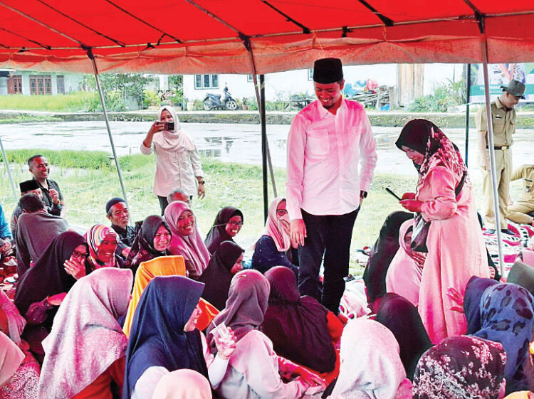 PENCANANGAN— Walikota Bukittingi, Erman Safar bersama Gapoktan Jaya Bersama di Kelurahan Ladang Cakiah dalam rangka 
pencanangan penanaman padi musim tanam kedua.