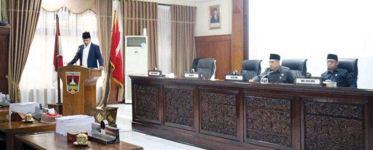 RAPAT PARIPURNA— Walikota Bukittinggi, Erman Safar membacakan nota Hantaran Ranperda Perubahan APBD 2024, dalam rapat paripurna, di Gedung DPRD Bukittinggi, Selasa (30/7).