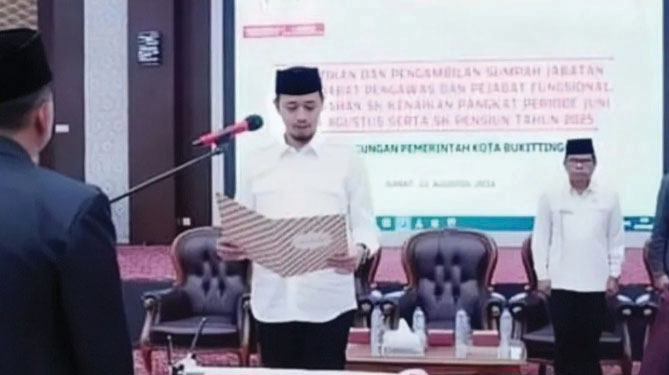 Wali Kota Bukittinggi Lantik Pejabat Pengawas dan Fungsional 2025 1 PELANTIKAN— Wali Kota Bukittinggi, Erman Safar melantik Pejabat Pengawas dan Fungsional serta menyerahkan Surat Keputusan (SK) Kenaikan Pangkat dan Pensiun 2025.