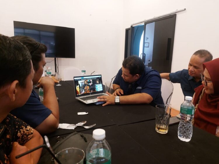 Wapres RI Berikan UHC Awards kepada 493 Kepala Daerah, Baru 12 Daerah di Sumbar Raih Predikat UHC 1 PENGHARGAAN UHC AWARD— Management BPJS Cabang Padang bersama awak media menyaksikan seremoni Wapres RI, Ma’ruf Amin memberikan penghargaan UHC Award kepada 493 kepala daerah dari 33 provinsi dan 460 kabupaten/kota di Indonesia yang telah berhasil meraih predikat UHC, Kamis (8/4).