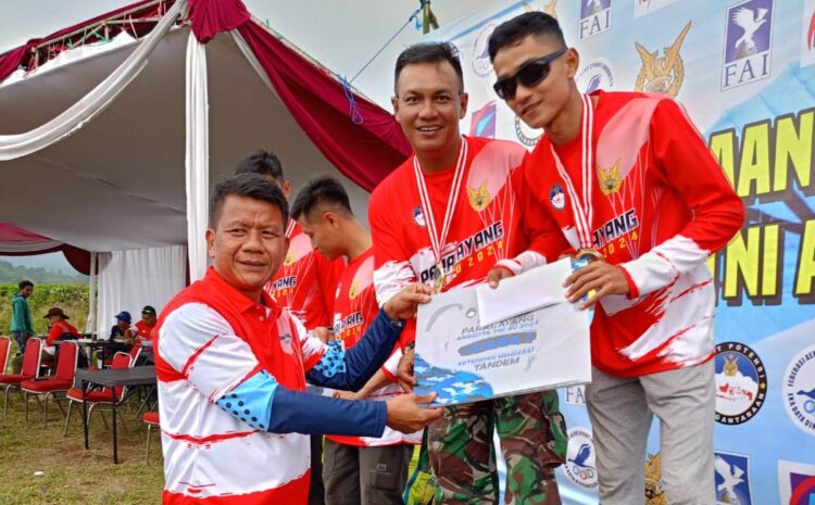 Kejuaraan Paralayang Anggota TNI AU, Dua Personel Lanud SUT Padang Raih Juara Pertama 1 JUARA— Sertu Frans Febri Hendriyanto, personel Lanud Sutan Sjahrir Padang meraih juara pertama pada nomor Ketepatan Mendarat Tandem, Kejuaraan Paralayang Tingkat Anggota TNI AU yang dilaksanakan 7-11 Agustus 2024 di Bukit Santiong, Subang, Jawa Barat.