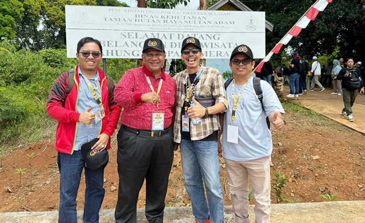 Geopark Meratus, Harapan Cuan Warga Belangian dan Suplai Oksigen Dunia 1 TAHURA SULTAN ADAM— Rombongan peserta Powarnas dari PWI Sumbar (ki-ka), Reviandi, Amiruddin, Emil Mahmudsyah dan Guspa, mengunjungi Taman Hutan Raya Sultan Adam, Kabupaten Banjar, Kalimantan Selatan, Rabu (21/8). Di sini masih ada sebuah desa sangat terpencil dan terisolir di kaki Pegunungan Meratus.