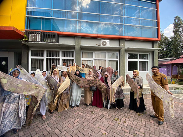 Workshop Ecoprint dan Batik, Produk Lokal Diharapkan Mampu Bersaing di Tingkat Global 1 WORKSHOP— Peserta workshop saat memperlihatkan hasil produksi batiknya.