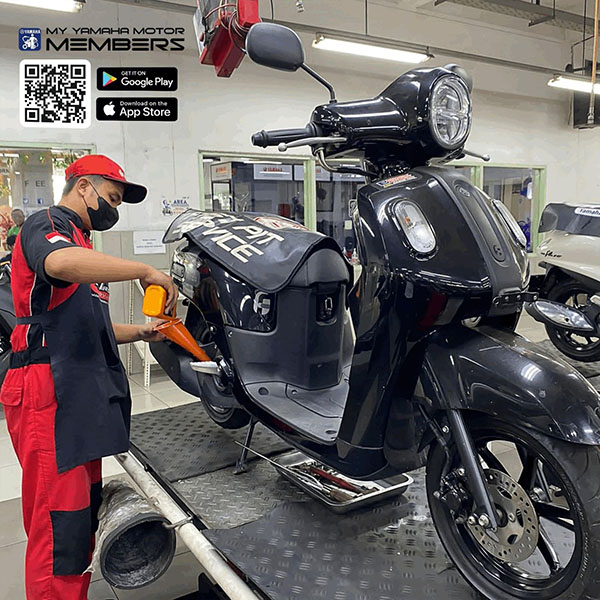 Aplikasi My Yamaha Motor Mudahkan Konsumen Nikmati Layanan Service Kunjung 1 PERAWATAN-Mekanik Yamaha melakukan perawatan berkala pada sepeda motor konsumen.