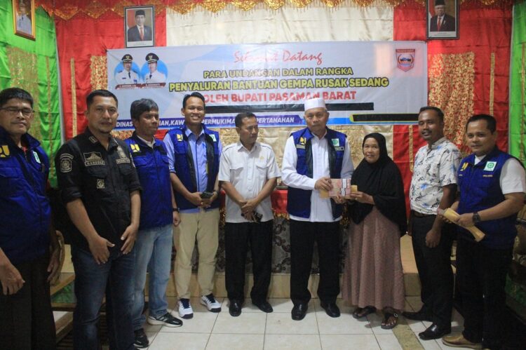 BANTUAN GEMPA— Bupati Pasaman Barat Hamsuardi serahkan bantuan secara simbolis pada korban gempa dengan kategori rusak sedang di Nagari Talu dan Nagari Sinuruik