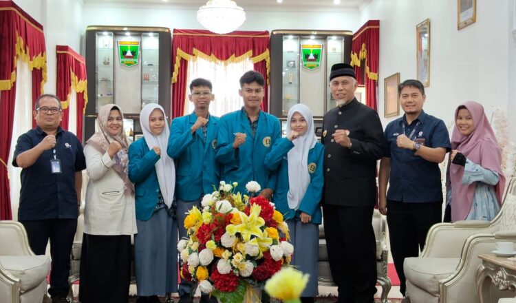 Ikut Lomba Internasional Youth Summit Essay Competition, Gubernur Sumbar Lepas Siswa SMA Semen Padang ke Malaysia 1 Pelepasan—Gubernur Sumbar Mahyeldi Ansharullah melepas SMA Semen Padang yang akan berangkat ke Malaysia mengikuti ajang kompetisi internasional Lomba Internasional Youth Summit Essay Competition, Rabu (7/8) di Istana Gubernur.“