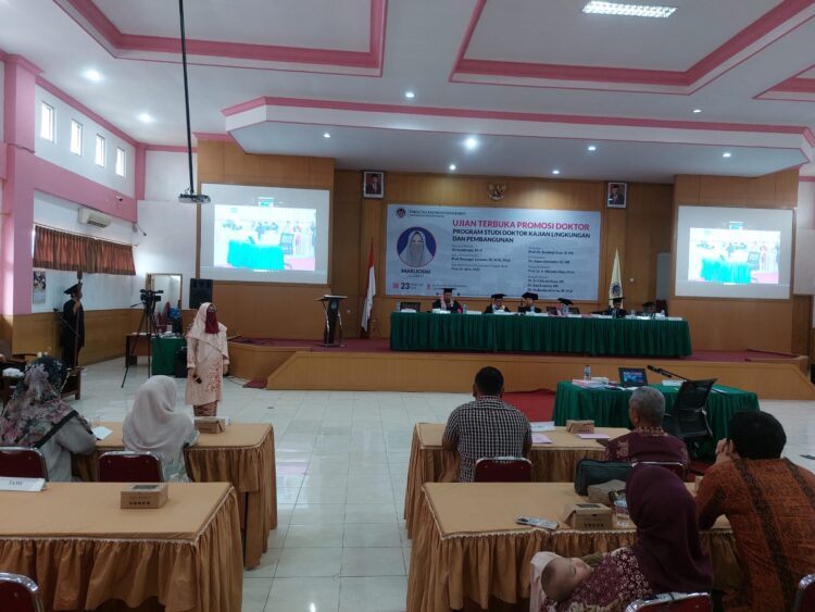 Marliosni (60) bersama Dekan FEB UNP, Promotor dan Penguji usai lulus ujian terbuka promosi doktor Prodi Kajian Lingkungan dan Pembangunan FEB UNP, Jumat (23/8) di Aula Fakultas FEB UNP.