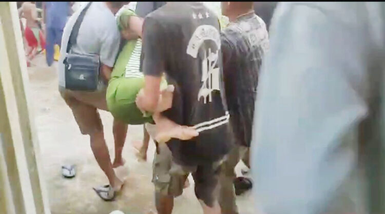 Bersih-bersih di Dak Rumah, IRT Tewas Kesetrum, Warga Sempat Melihat Percikan Api 1 EVAKUASI— Petugas Damkar mengevakuasi jenazah IRT yang tewas kesetrum di dak rumah.