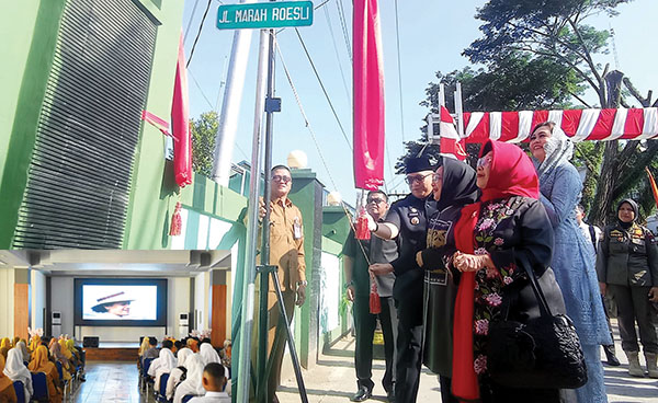 Guru dan Pelajar SMP Nobar Film Siti Nurbaya, Pemko Abadikan Nama Marah Rusli sebagai Nama Jalan 1 NAMA JALAN— Pj Wako Andre Algamar meresmikan mengabadikan nama Marah Rusli sebagai ruas jalan di Kelurahan Belakang Tangsi, Kecamatan Padang Barat, Senin (5/8) pagi, tepatnya di samping Detasemen Polisi Militer (Denpom) I/4 Padang. Kamarin, juga dilakukan nobar dan bedah novel Siti Nurbaya, di Gedung Bagindo Aziz Chan Youth Center.