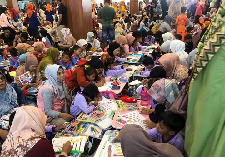 Ribuan anak TK se-kota Padang mengikuti rangkaian acara perlombaan mewarnai.