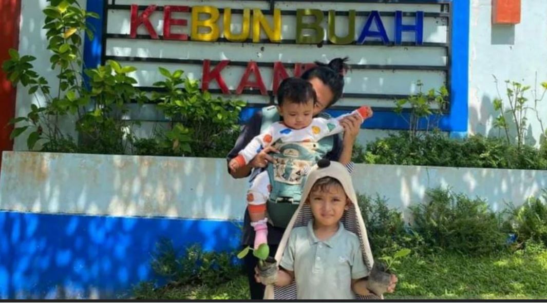 anak pengunjung liahatkan bibit