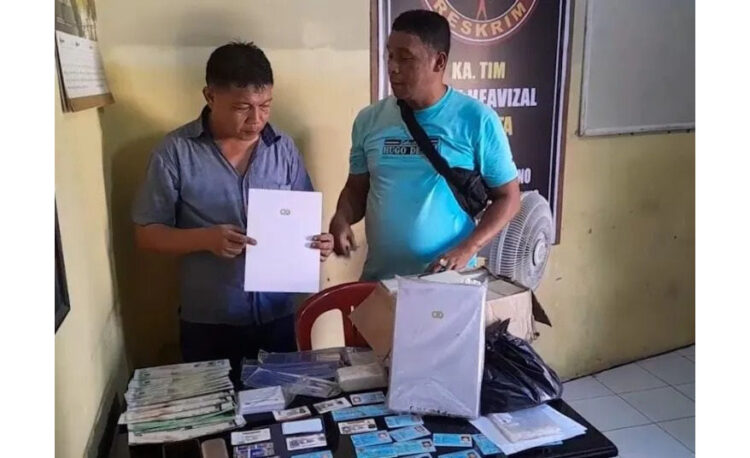 Pemalsu KTP, SIM, STNK, hingga Ijazah Satpam Ditangkap, Pelaku Residivis dan Pemilik Toko Fotokopi, Tarifnya Ratusan Ribu, Untung Rp 2 Juta Perhari 1 PEMALSU DOKUMEN— Pelaku Benni Saputra (45) yang membuka jasa pembuatan dokumen negara palsu, ditangkap jajaran Polsek Lubeg.