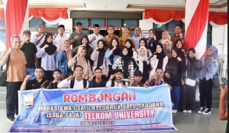 PELEPASAN—Staf Ahli Bidang Kemasyarakatan Setdako Pariaman, Sumbar Hertati Taher saat melepas keberangkatan 23 mahasiswa Tel-U tersebut ke Bandung di Pariaman.