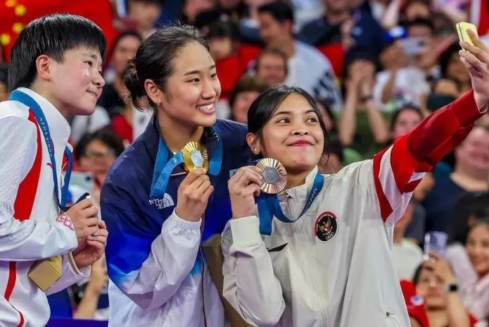 Tim Bulutangkis Indonesia Jadi Korban Pencurian di Olimpiade Paris 2024, Uang Nyaris Rp 1 Miliar Raib 1 FOTO BERSAMA— Gregoria Mariska Tunjung (kanan) berfoto bersama peraih medali cabang olahraga bulu tangkis Olimpiade Paris 2024.