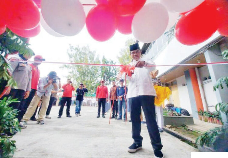 Capaska Bukittinggi 2024 Latihan Disiplin dan Mandiri di Desa Bahagia 1 GUNTING PITA— Walikota Bukittinggi, melalui Sekda, Martias Wanto, melakukan penggutingan pita sebagai tanda dimulainya tahapan pemusatan latihan 54 Capaska Bukittinggi 2024 di “Desa Bahagia” yang dilaksanakan di Hotel Dymens, Jumat (9/8).