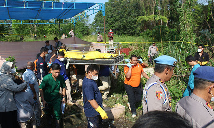 EKSHUMASI— Tim ahli forensik melakukan pembongkaran makam 
Afif Maulana dan selanjutnya dibawa 
ke RSUP M Djamil Padang 
untuk diautopsi.