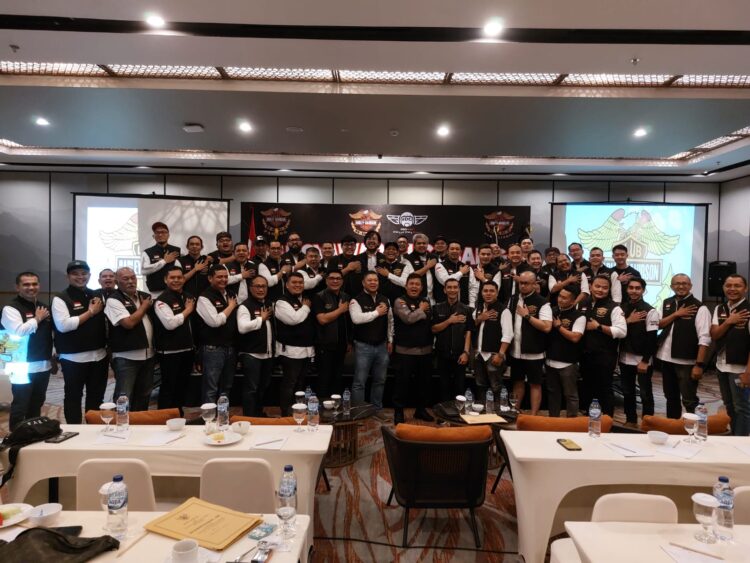 HDCI Padang dan Bukittinggi Gelar Muscab 1 Wasekjen Pengurus Pusat HDCI, Alken Adil Anthony didampingi Direktur Binmas Polda Sumbar, Kombes Pol Teddy Rayendra, Plt Ketua Pengda HDCI Sumbar, Albert Gani, Ketua HDCI Semarang dan DKI Jakarta bersama peserta Muscab HDCI Padang dan Bukittinggi, Sabtu malam (10/8).