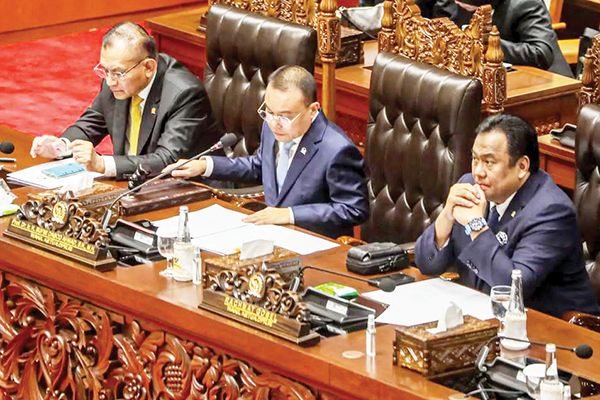SIDANG PARIPURNA— Wakil Ketua DPR Sufmi Dasco Ahmad bersama dua Wakil Ketua DPR lainnya Lodewijk Freidrich Paulus dan Rachmat Gobel menskors rapat paripurna di Gedung Parlemen, Jakarta, Kamis (22/8).