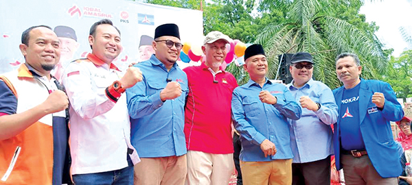 Iqbal-Amasrul Deklarasi, Siap Wujudkan Padang Kota Ramah Keluarga 1 DEKLARASI DIRI— Paslon Wali Kota-Wakil Wali Kota Padang periode 2024-2029, Muhammad Iqbal-Amasrul mendeklarasikan diri untuk maju pada Pilkada Padang di GOR Agus Salim, Minggu (25/8) pagi.