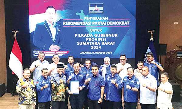 Demokrat Dukung Mahyeldi-Vasco di Pilgub Sumbar, AHY: Kombinasi yang Saling Melengkapi 1 DUKUNGAN— Ketum Partai Demokrat Agus Harimurti Yudhoyono (AHY) menyerahkan Surat Rekomendasi Dukungan kepada pasangan Mahyeldi Ansharullah-Vasco Ruseimy sebagai bakal cagub-cawagub pada Pilgub Sumbar 27 November 2024 nanti.