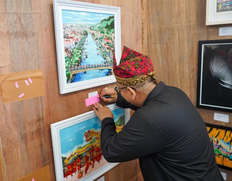 Pj Walikota Padang Beli Lukisan Jembatan Siti Nurbaya Saat Kunjungi Pameran 1 Pj Walikota Padang Andree Algamar saat mengunjungi pameran lukisan di Youth Center, Sabtu, (3/8).