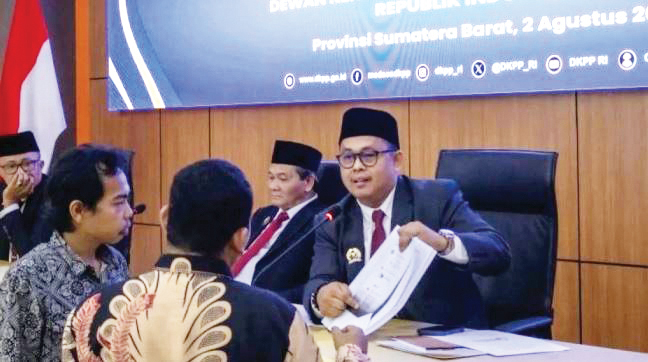 Dugaan Pelanggaran Etik, Mantan Ketua Bawaslu Pasaman Diperiksa DKPP 1 SIDANG PELANGGARAN— Anggota sidang dugaan pelanggaran KEPP saat mengonfirmasi alat bukti atau temuan kepada pihak teradu di Padang, Jumat (2/8/).