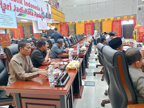rapat paripurna--DPRD Kota Padang menggelar rapat paripurna dengan dua agenda penting.