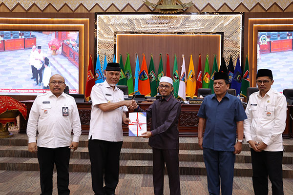 Gubernur Sampaikan Ranperda Perubahan APBD Sumbar 2024, Target Pendapatan Rp. 6,877 Triliun, Belanja Rp 7,037 Triliun 1 nota pengantar--Penyerahan fisik nota pengantar perubahan APBD 2024 dari Gubernur Mahyeldi kepada Wakil Ketua DPRD Sumbar Irsyad Safar.